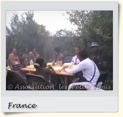 Le 16 août 2008 en après-midi, des participants au barbecue de Villetaneuse (93), en France. [Photographie © Association les Petits Amis.]