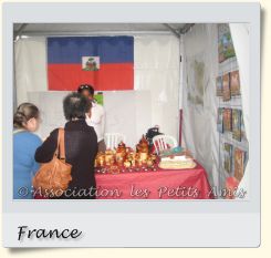 Le 7 septembre 2008 au matin, une membre de l'APA et d'autres participantes sur la tenue d’un stand lors de la fête de la ville de Choisy-le-Roi (94), en France. [Photographie © Association les Petits Amis.]