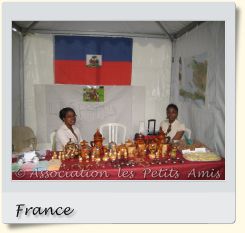 Le 7 septembre 2008 au matin, des membres de l'APA tenant un stand lors de la fête de la ville de Choisy-le-Roi (94), en France. [Photographie © Association les Petits Amis.]