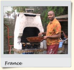 Le 16 août 2008 en après-midi, un membre bénévole de l'APA au barbecue de Villetaneuse (93), en France. [Photographie © Association les Petits Amis.]