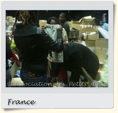 Le 13 mai 2010 en après-midi, des bénévoles de l'APA triant des vêtements à Aubervilliers (93), en France. [Photographie © Association les Petits Amis.]