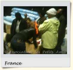 Le 13 mai 2010 en après-midi, des bénévoles de l'APA triant des vêtements à Aubervilliers (93), en France. [Photographie © Association les Petits Amis.]