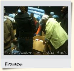 Le 13 mai 2010 en après-midi, des bénévoles et membres de l'APA triant des vêtements à Aubervilliers (93), en France. [Photographie © Association les Petits Amis.]