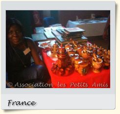 Le 5 juin 2010 au soir, une membre de l'APA au gala de solidarité de Choisy-le-Roi (94), en France. [Photographie © Association les Petits Amis.]