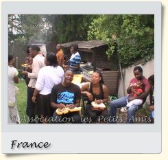 Le 16 août 2008 en après-midi, des participants au barbecue de Villetaneuse (93), en France. [Photographie © Association les Petits Amis.]