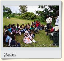 Le 9 juin 2010, des bénéficiaires de l'APA et d'autres participants à une journée récréative organisée par les autorités locales, dans le jardin du centre d’accueil « Les Oliviers », sur le Plateau de Salagnac, en Haïti. [Photographie vignette © Association les Petits Amis.]