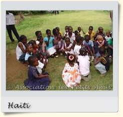 Le 9 juin 2010, des bénéficiaires de l'APA et d'autres participants à une journée récréative organisée par les autorités locales, dans le jardin du centre d’accueil « Les Oliviers », sur le Plateau de Salagnac, en Haïti. [Photographie vignette © Association les Petits Amis.]