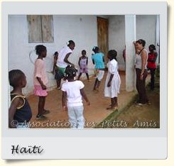 Le 9 juin 2010, des bénéficiaires de l'APA et d'autres participants à une journée récréative organisée par les autorités locales, jouant sur la terrasse de l’entrée avant du centre d’accueil « Les Oliviers », sur le Plateau de Salagnac, en Haïti. [Photographie vignette © Association les Petits Amis.]