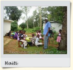 En avril 2010, des membres et bénéficiaires de l'APA à un barbecue tenu dans le jardin à l'arrière du centre d’accueil « Les Oliviers », sur le Plateau de Salagnac, en Haïti. [Photographie © Association les Petits Amis.]