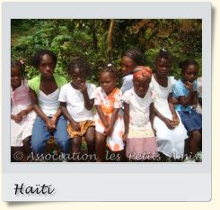 En avril 2010, des participantes à un barbecue tenu dans le jardin à l'arrière du centre d’accueil « Les Oliviers », sur le Plateau de Salagnac, en Haïti. [Photographie © Association les Petits Amis.]