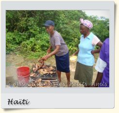 En avril 2010, le personnel et des bénévoles de l'APA tenant un barbecue dans le jardin à l'arrière du centre d’accueil « Les Oliviers », sur le Plateau de Salagnac, en Haïti. [Photographie © Association les Petits Amis.]