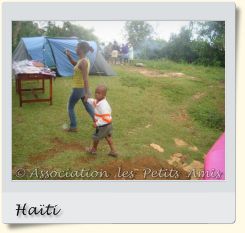 En avril 2010, un bénéficiaire de l'APA et une autre participante à un barbecue tenu dans le jardin à l'arrière du centre d’accueil « Les Oliviers », sur le Plateau de Salagnac, en Haïti. [Photographie © Association les Petits Amis.]