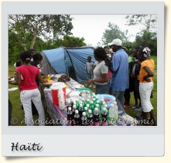 En avril 2010, des membres de l'APA et d'autres participants à un barbecue tenu dans le jardin à l'arrière du centre d’accueil « Les Oliviers », sur le Plateau de Salagnac, en Haïti. [Photographie © Association les Petits Amis.]
