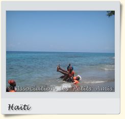 Le 10 avril 2010 en après-midi, des accompagnatrices pour l'APA se baignant lors d’une sortie sur la plage de Petit-Anse (Miragoâne), en Haïti. [Photographie © Association les Petits Amis.]