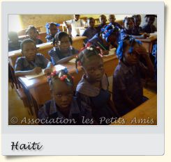 Le 17 septembre 2007 au matin, des élèves et bénéficiaires de l'APA posant en cours au pupitre, dans la salle de classe de l'école communautaire de Souma, sur le Plateau de Salagnac, en Haïti. [Photographie © Association les Petits Amis.]