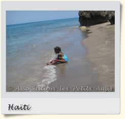 Le 10 avril 2010 en après-midi, une bénéficiaire de l'APA lors d’une sortie sur la plage de Petit-Anse (Miragoâne), en Haïti. [Photographie © Association les Petits Amis.]