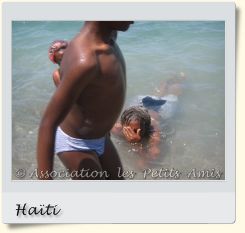Le 10 avril 2010 en après-midi, des bénéficiaires de l'APA et une accompagnatrice se baignant lors d’une sortie sur la plage de Petit-Anse (Miragoâne), en Haïti. [Photographie © Association les Petits Amis.]