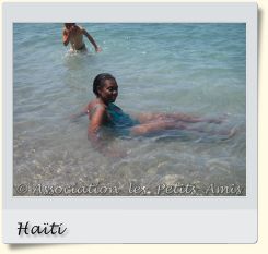 Le 10 avril 2010 en après-midi, une accompagnatrice et un bénéficiaire de l'APA se baignant lors d’une sortie sur la plage de Petit-Anse (Miragoâne), en Haïti. [Photographie © Association les Petits Amis.]