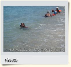 Le 10 avril 2010 en après-midi, des bénéficiaires de l'APA et leurs accompagnatrices se baignant lors d’une sortie sur la plage de Petit-Anse (Miragoâne), en Haïti. [Photographie © Association les Petits Amis.]