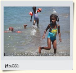 Le 10 avril 2010 en après-midi, des bénéficiaires de l'APA se baignant lors d’une sortie sur la plage de Petit-Anse (Miragoâne), en Haïti. [Photographie © Association les Petits Amis.]