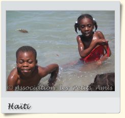 Le 10 avril 2010 en après-midi, des bénéficiaires de l'APA se baignant lors d’une sortie sur la plage de Petit-Anse (Miragoâne), en Haïti. [Photographie © Association les Petits Amis.]