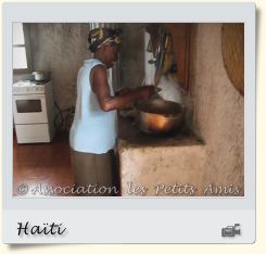 Le 16 avril 2010 au déjeuner, le personnel de l'APA à la cuisine et au repassage, et des bénéficiaires dressant la table dans le salon, dans une séquence montrant l'intérieur du centre d’accueil « Les Oliviers », sur le Plateau de Salagnac, en Haïti. [Vidéo et photographies extraites © Association les Petits Amis.]