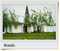 Le 19 avril 2010 en après-midi, une photographie du bâtiment en entier, vu de l'avant et de côté avec son jardin, montrant l'extérieur du centre d’accueil « Les Oliviers », sur le Plateau de Salagnac, en Haïti. [Photographie © Association les Petits Amis.]