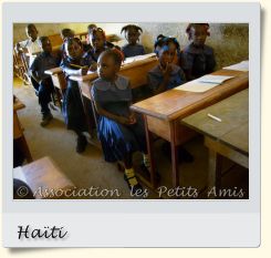 Le 17 septembre 2007 au matin, des élèves et bénéficiaires de l'APA posant en cours au pupitre, dans la salle de classe de l'école communautaire de Souma, sur le Plateau de Salagnac, en Haïti. [Photographie © Association les Petits Amis.]