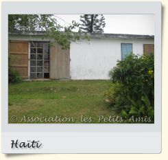 Le 19 avril 2010 en après-midi, une photographie de la partie centrale du bâtiment vu de face avec son jardin, montrant l'extérieur du centre d’accueil « Les Oliviers », sur le Plateau de Salagnac, en Haïti. [Photographie © Association les Petits Amis.]