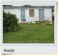 Le 19 avril 2010 en après-midi, une photographie de la partie latérale droite du bâtiment vu de face avec son jardin, montrant l'extérieur du centre d’accueil « Les Oliviers », sur le Plateau de Salagnac, en Haïti. [Photographie © Association les Petits Amis.]
