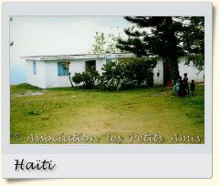 Le 19 avril 2010 en après-midi, une photographie du bâtiment en entier, vu de dos et de côté avec son jardin, montrant l'extérieur du centre d’accueil « Les Oliviers », sur le Plateau de Salagnac, en Haïti. [Photographie © Association les Petits Amis.]