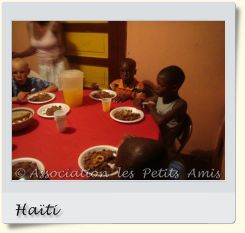En août 2008 au déjeuner, des bénéficiaires de l'APA à table lors d'une rencontre inter-église à Carrefour Dent, en Haïti. [Photographie © Association les Petits Amis.]