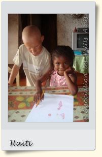 En août 2008, des bénéficiaires de l'APA à un atelier de dessin dans le salon du centre d’accueil « Les Oliviers », sur le Plateau de Salagnac, en Haïti. [Photographie © Association les Petits Amis.]