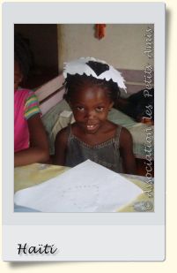 En août 2008, des bénéficiaire de l'APA à un atelier de dessin dans le salon du centre d’accueil « Les Oliviers », sur le Plateau de Salagnac, en Haïti. [Photographie © Association les Petits Amis.]