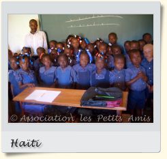 Le 17 septembre 2007 au matin, des élèves et bénéficiaires de l'APA posant pour une photographie de classe avec leur professeur, dans la salle de classe de l'école communautaire de Souma, sur le Plateau de Salagnac, en Haïti. [Photographie © Association les Petits Amis.]