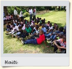En juin 2010, des bénéficiaires de l'APA à une journée récréative organisée par les autorités locales, dans le jardin à l'arrière du centre d’accueil « Les Oliviers », sur le Plateau de Salagnac, en Haïti. [Photographie vignette © Association les Petits Amis.]