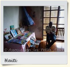 Le 9 juin 2010, un brigadier de la protection infantile posté près d'un don de livres, pour une distribution dans le salon du centre d’accueil « Les Oliviers », sur le Plateau de Salagnac, en Haïti. [Photographie vignette © Association les Petits Amis.]