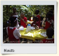 Le 1er janvier 2011 au matin, des bénéficiaires de l'APA à la fête du Nouvel an 2011, dans le jardin de l'inter-centre d'accueil à Desruisseaux, en Haïti. [Photographie © Association les Petits Amis.]