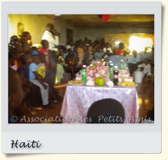 Le 1er janvier 2011  en après-midi, des bénéficiaires, le comité exécutif, le personnel de l'APA, et d'autres participants à la fête du Nouvel an 2011, dans le salon du centre d’accueil « Les Oliviers », sur le Plateau de Salagnac, en Haïti. [Photographie © Association les Petits Amis.]