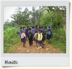 Le 19 avril 2010 au soir, des élèves et bénéficiaires de l'APA sortant de l'école communautaire de Souma, sur le chemin du centre d’accueil « Les Oliviers », sur le Plateau de Salagnac, en Haïti. [Photographie © Association les Petits Amis.]