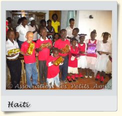 Le 1er janvier 2011  en après-midi, des bénéficiaires et le personnel de l'APA à la fête du Nouvel an 2011, dans le salon du centre d’accueil « Les Oliviers », sur le Plateau de Salagnac, en Haïti. [Photographie © Association les Petits Amis.]