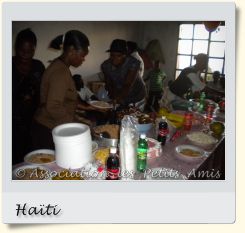 Le 1er janvier 2011  en après-midi, le personnel de l'APA à la fête du Nouvel an 2011, dans le salon du centre d’accueil « Les Oliviers », sur le Plateau de Salagnac, en Haïti. [Photographie © Association les Petits Amis.]