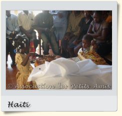 Le 30 décembre 2007 en après-midi, des bénéficiaires, le comité exécutif et le personnel de l'APA à une fête d'anniversaire dans le salon du centre d’accueil « Les Oliviers », sur le Plateau de Salagnac, en Haïti. [Photographie © Association les Petits Amis.]