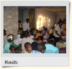 Le 31 décembre 2007 au soir, des participants à la fête du Nouvel an 2007 dans le salon du centre d’accueil « Les Oliviers », sur le Plateau de Salagnac, en Haïti. [Photographie © Association les Petits Amis.]
