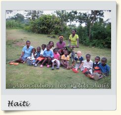 Le 18 juin 2008 en après-midi, des bénéficiaires et le personnel de l'APA pour une photographie de groupe dans le jardin à l'arrière du centre d’accueil « Les Oliviers », sur le Plateau de Salagnac, en Haïti. [Photographie © Association les Petits Amis.]